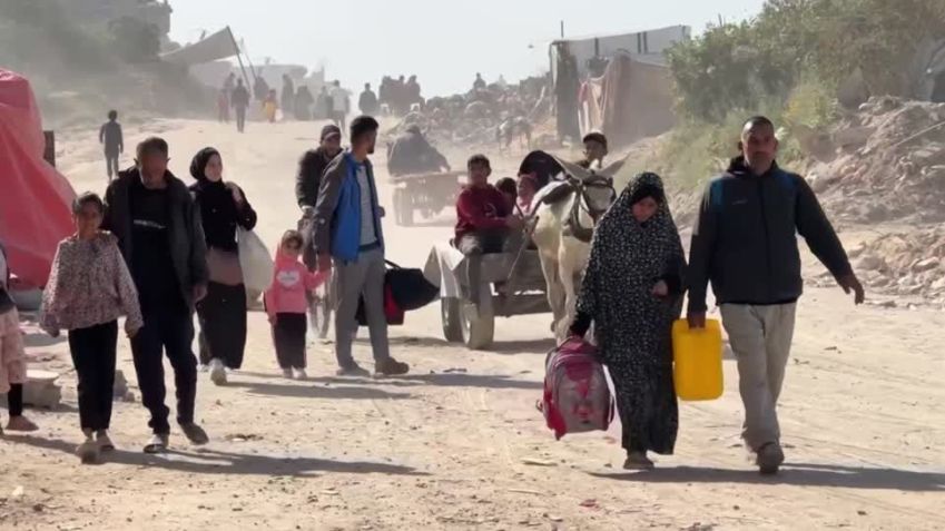 Moradores da Faixa de Gaza fogem após novos ataques de Israel. • Reuters