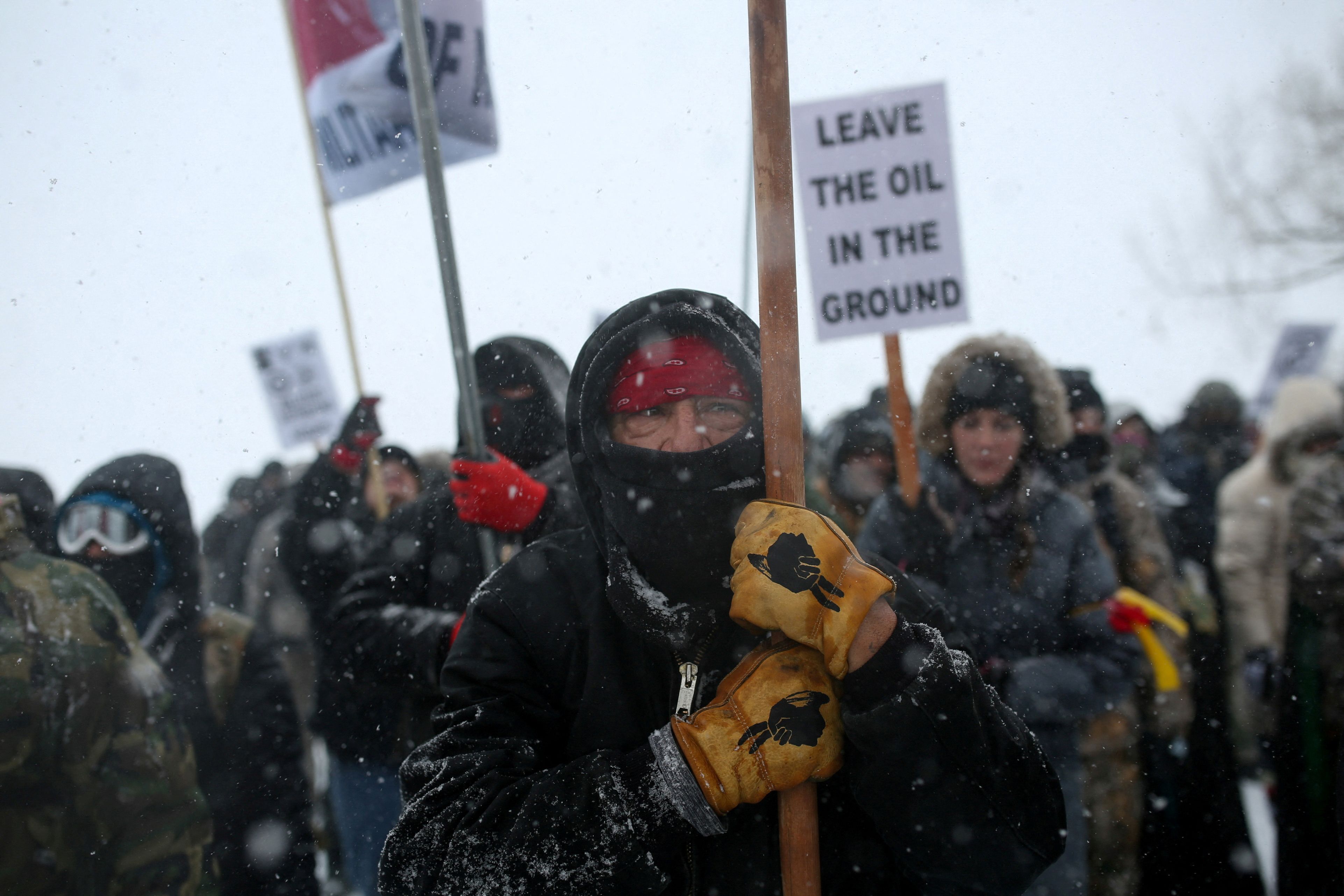 Nativo norte-americano participa de protesto contra os planos de passar o oleoduto Dakota Access adjacente à Reserva Indígena Standing Rock, Dakota do Norte, EUA
