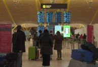 Passageiros descrevem dificuldades após fechamento de aeroporto em Londres