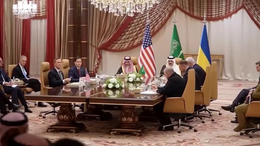 Delegações americana e ucraniana reunidas na Arábia Saudita para discutir paz com a Rússia no território de Kiev. • Reprodução/Reuters