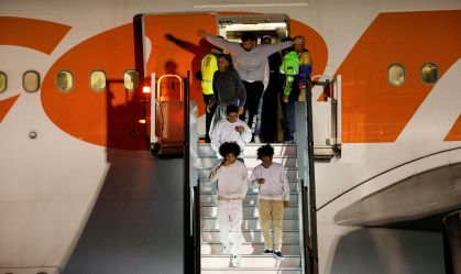 Venezuela recebe imigrantes deportados dos EUA após retomada dos voos