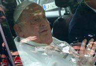 Papa Francisco estava tão doente que médicos pensaram em parar tratamento