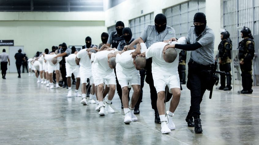 Deportados dos Estados Unidos são escoltados pela polícia em El Salvador • 16/03/2025 Secretaria de Imprensa da Presidência de El Salvador/Divulgação via REUTERS