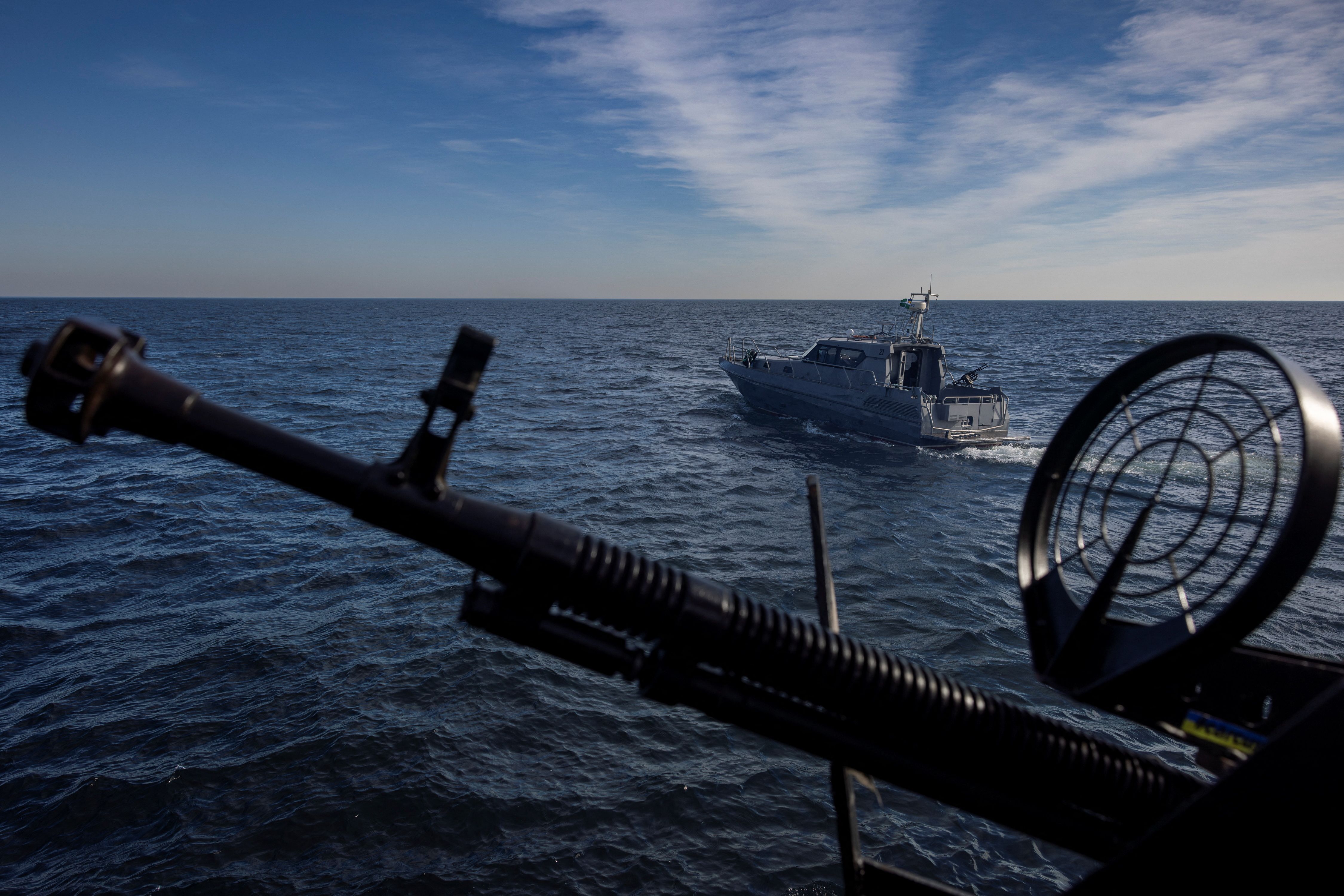 Barcos de patrulha da guarda costeira da Ucrânia navegam no Mar Negro