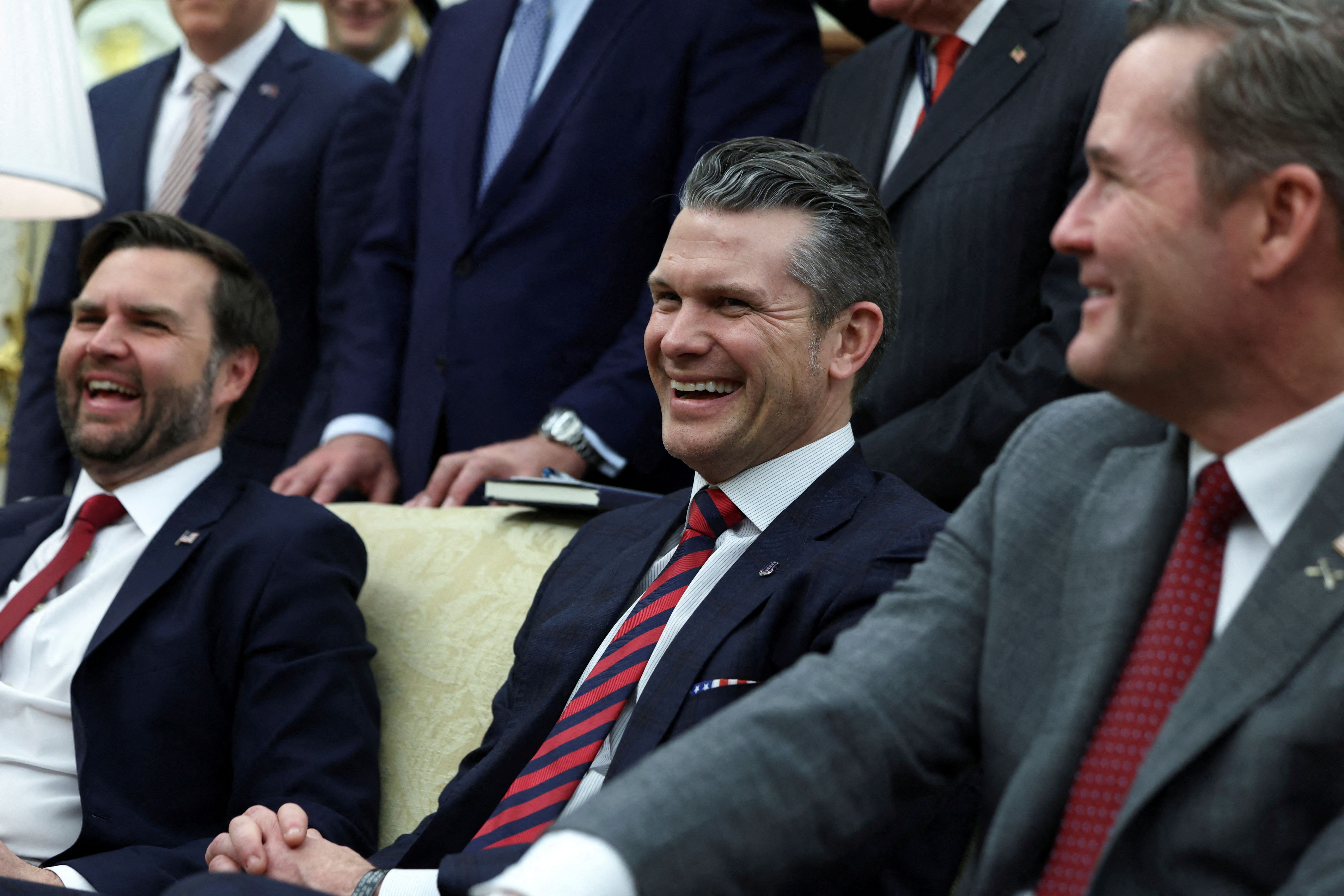 O secretário de Defesa dos EUA, Pete Hegseth, o vice-presidente dos EUA, JD Vance, e o conselheiro de Segurança Nacional dos EUA, Mike Waltz, no Salão Oval da Casa Branca em Washington, D.C.