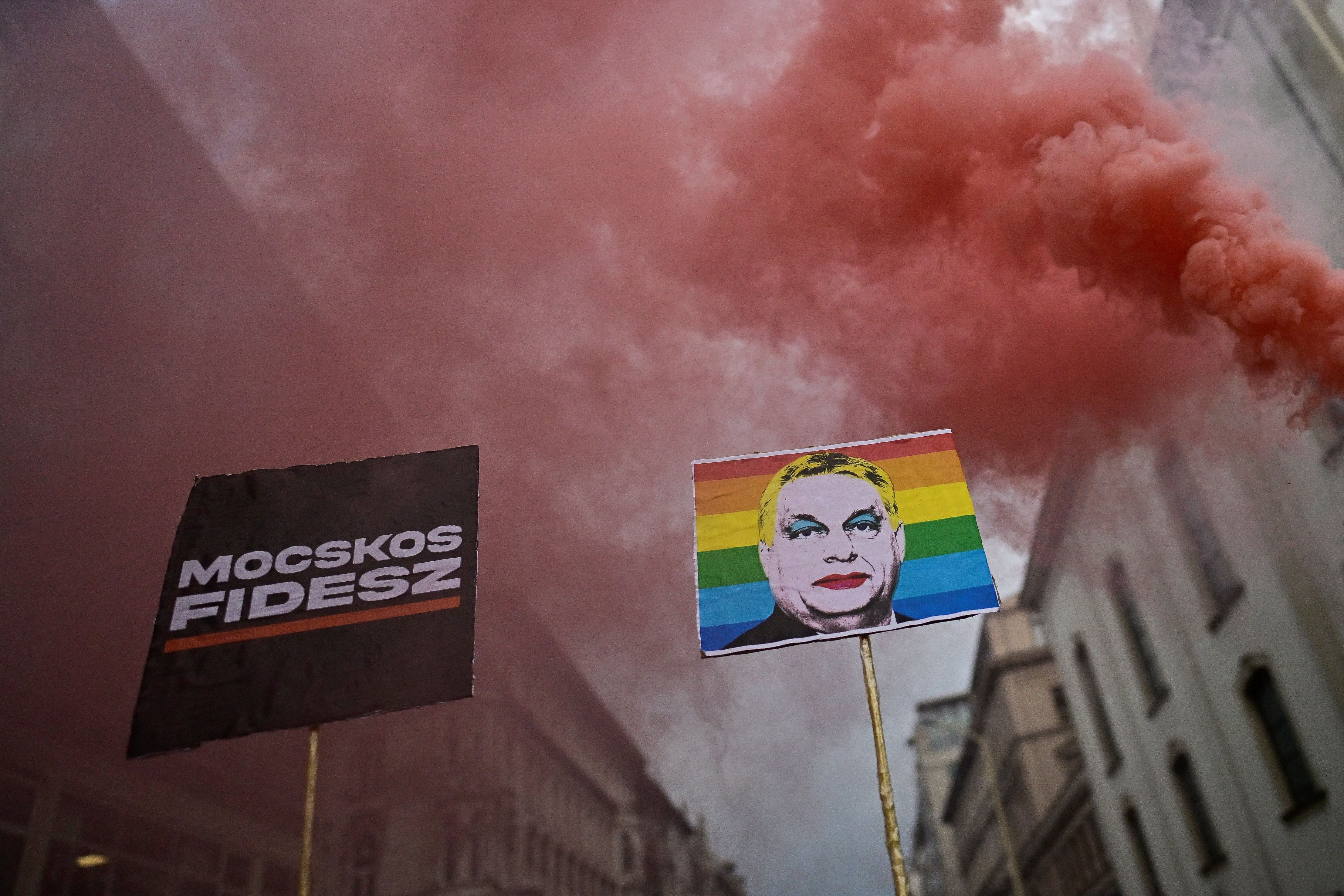 Manifestação após aprovação de lei que proíbe comunidades LGBTQ+ de realizar a Parada do Orgulho anual em Budapeste, Hungria