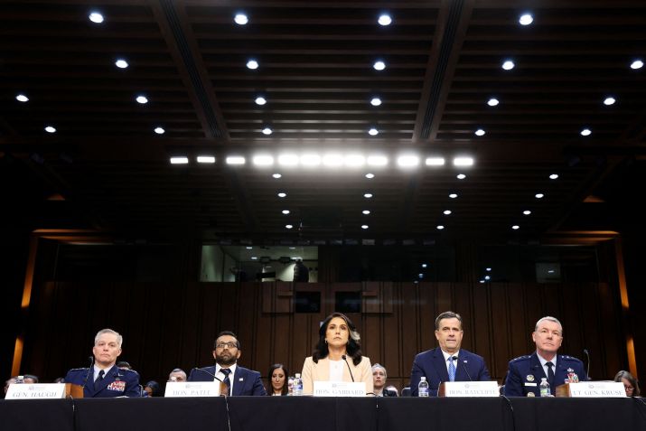 A diretora de Inteligência Nacional (DNI) Tulsi Gabbard, o diretor da CIA John Ratcliffe, o diretor do FBI Kash Patel, o general da Força Aérea e diretor da Agência de Segurança Nacional (NSA) Timothy Haugh e o tenente-general da Força Aérea e diretor da Agência de Inteligência de Defesa (DIA) Jeffrey Kruse em audiência do Comitê de Inteligência do Senado no Capitólio em Washington, D.C., EUA • 25/03/2025 REUTERS/Kevin Lamarque