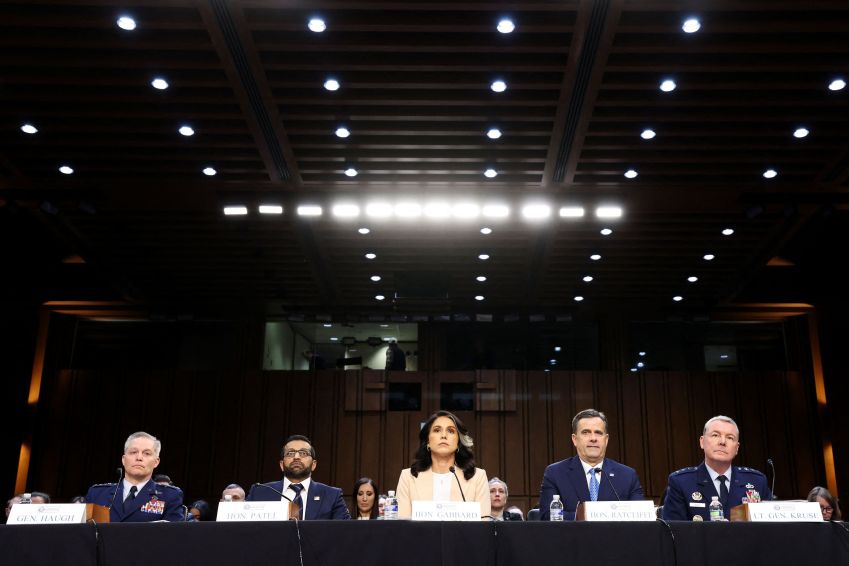 A diretora de Inteligência Nacional (DNI) Tulsi Gabbard, o diretor da CIA John Ratcliffe, o diretor do FBI Kash Patel, o general da Força Aérea e diretor da Agência de Segurança Nacional (NSA) Timothy Haugh e o tenente-general da Força Aérea e diretor da Agência de Inteligência de Defesa (DIA) Jeffrey Kruse em audiência do Comitê de Inteligência do Senado no Capitólio em Washington, D.C., EUA • 25/03/2025 REUTERS/Kevin Lamarque