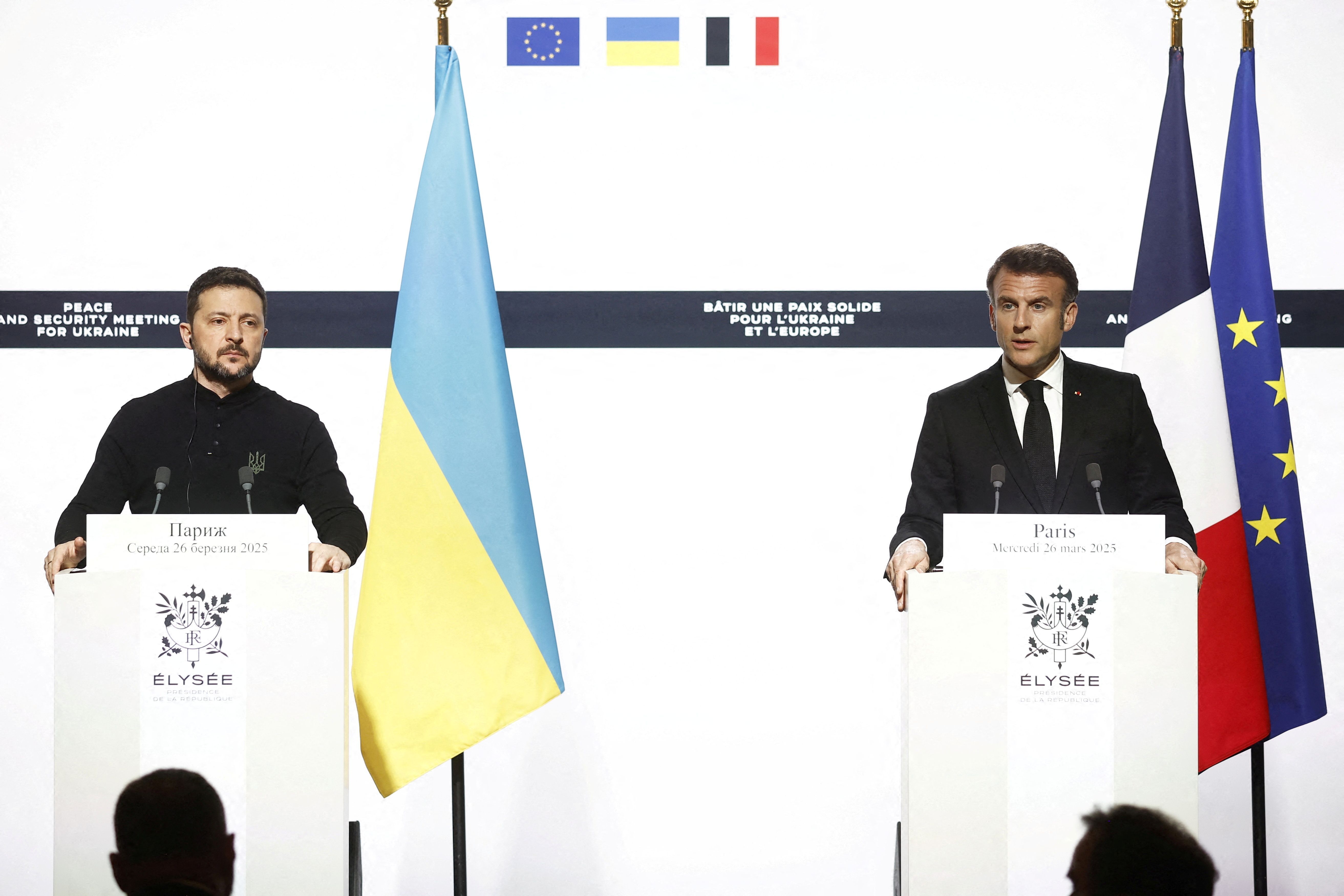 O presidente francês Emmanuel Macron e o presidente ucraniano Volodymyr Zelenskiy em entrevista coletiva no Palácio do Eliseu, em Paris, França