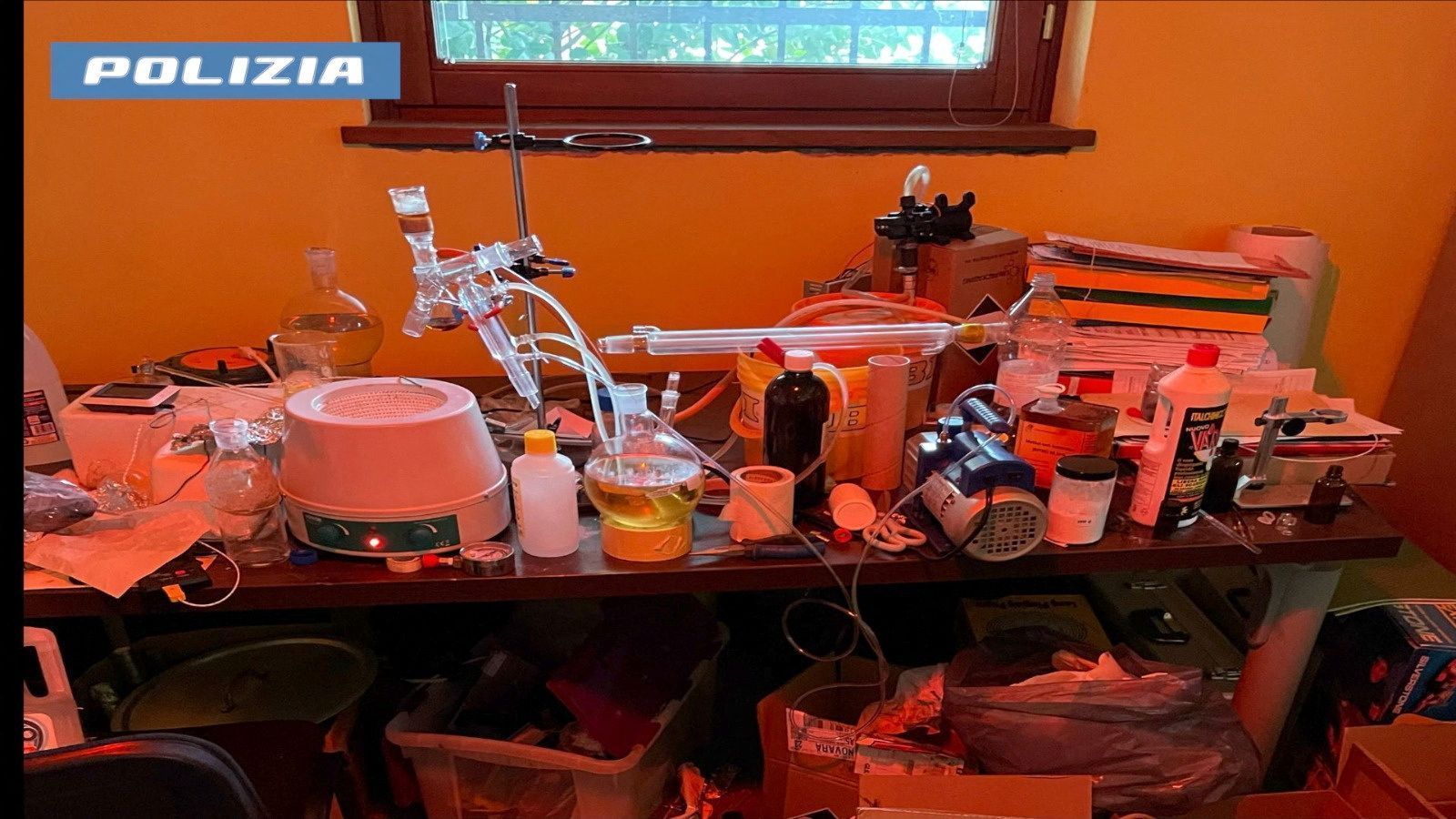 Laboratório clandestino de metanfetamina descoberto pela polícia de Novara, na Itália