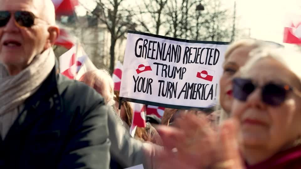 Centenas de pessoas em manifestação pró-Groenlândia em frente à embaixada dos EUA em Copenhague.