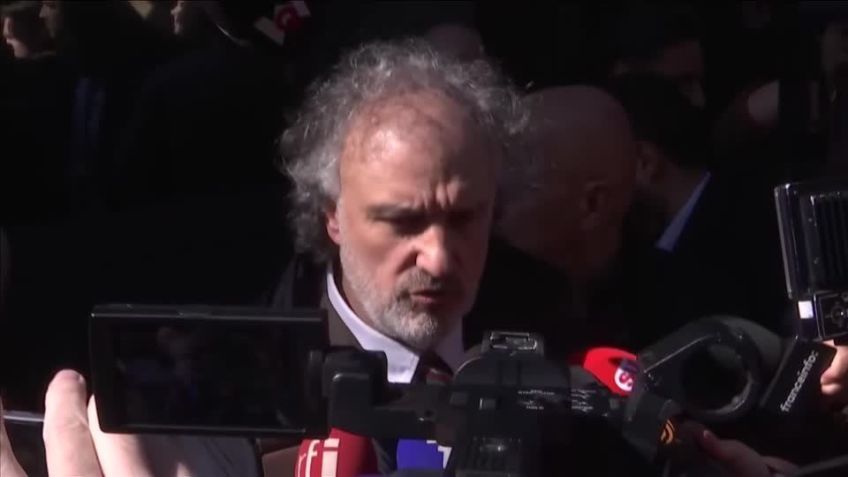 Advogado Rodolphe Bosselut, que defende a líder da ultradireita francesa Marine Le Pen, fala à imprensa na sede do partido Reunião Nacional (RN). • Reuters