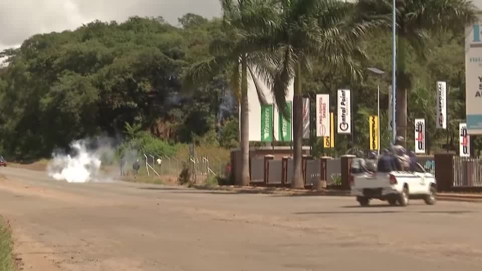 Polícia do Zimbábue usa gás lacrimogêneo enquanto pequenos protestos irrompem na capital