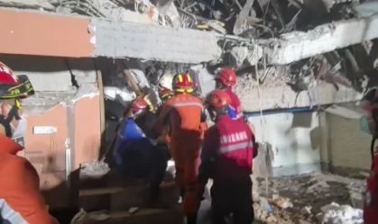 Equipes chinesas resgatam quatro sobreviventes após terremoto em Mianmar