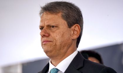 Tarcísio lidera cenários para reeleição em SP, diz Paraná Pesquisas