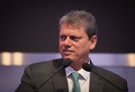 Análise: Tarcísio faz freio de arrumação e “joga parado” para 2026