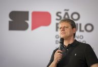 Tarcísio evita viajar para fora de São Paulo de olho em 2026, dizem aliados