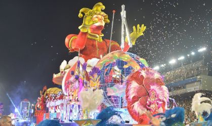 Em carros gigantes, Dragões da Real leva ‘Aquarela’ e Toquinho para avenida