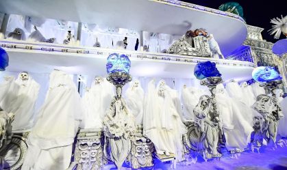 Vila Isabel usa efeitos visuais para inventar "almas penadas" na Sapucaí