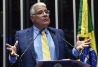 Senador questiona delação de Cid e protocola pedido de impeachment de Gonet