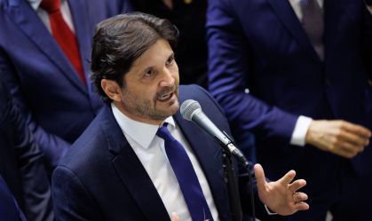 Com amplo apoio, André do Prado é reeleito presidente da Alesp