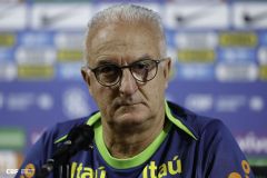 Dorival Jr na segunda-feira (24), durante coletiva de imprensa