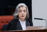 “Nunca soube de tirano anunciar ser contra a democracia”, diz Cármen Lúcia