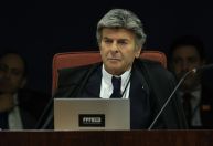 Eduardo reposta vídeo que elogia Fux em pergunta sobre "minuta do golpe"
