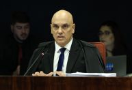 Moraes proíbe Bolsonaro de usar celular diretamente ou por terceiros