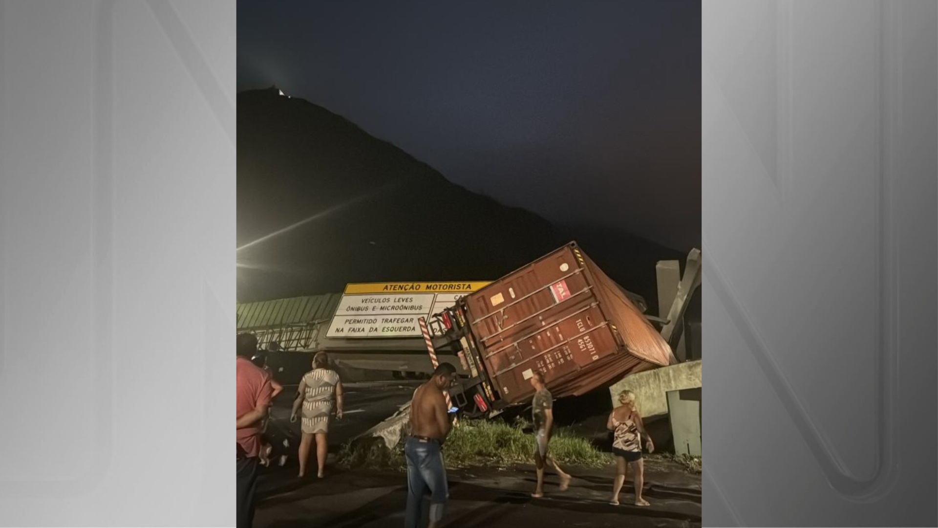 Passarela desabou e esmagou caminhão na Rodovia Anchieta nesta quinta (13)