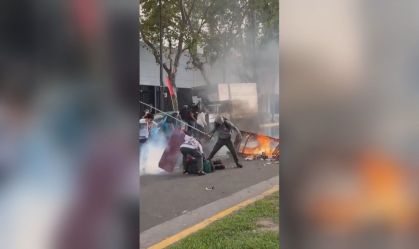 Fotógrafo fica em estado crítico após ser atingido em protesto na Argentina
