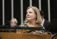 Análise: Gleisi segue com perfil combativo ao comparar golpe de 64 com 8/1