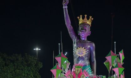 RJ - CARNAVAL RIO 2025, DESFILE DAS CAMPEAS - GERAL - RJ - RIO DE JANEIRO - 08/03/2025 - CARNAVAL RIO 2025, DESFILE DAS CAMPEAS - Carro Alegórico da Escola de Samba Mangueira durante apresentação do desfile das campeãs do desfile do grupo especial do Rio de Janeiro no Sambódromo da Marques de Sapucaí
