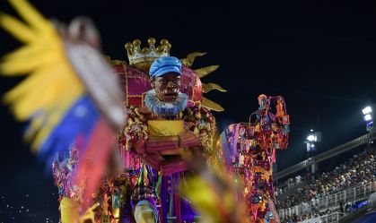 Carro alegórico da escola de samba Portela durante apresentação do desfile das campeãs do grupo especial do Rio de Janeiro no Sambódromo da Marques de Sapucaí