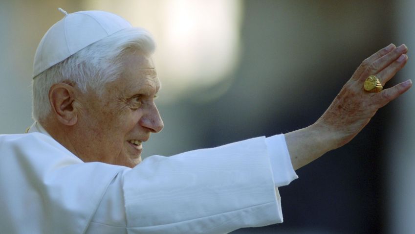 Papa Bento XVI com o Anel do Pescador. • Franco Origlia/Getty Images