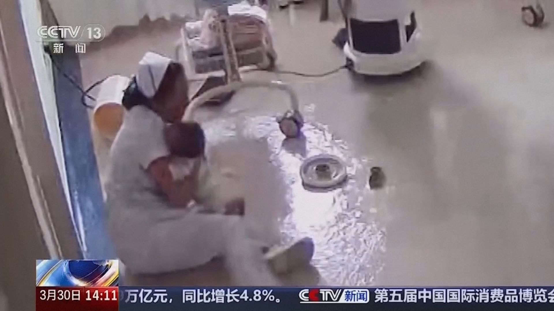 Enfermeiras protegendo recém-nascidos na China durante terremoto em Mianmar.