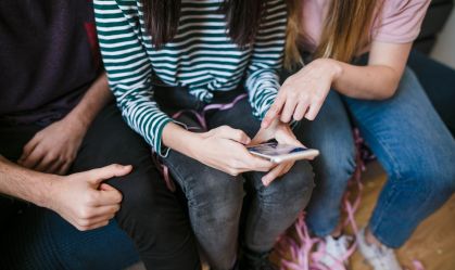 É por isso que adolescentes não devem estar em aplicativos de namoro