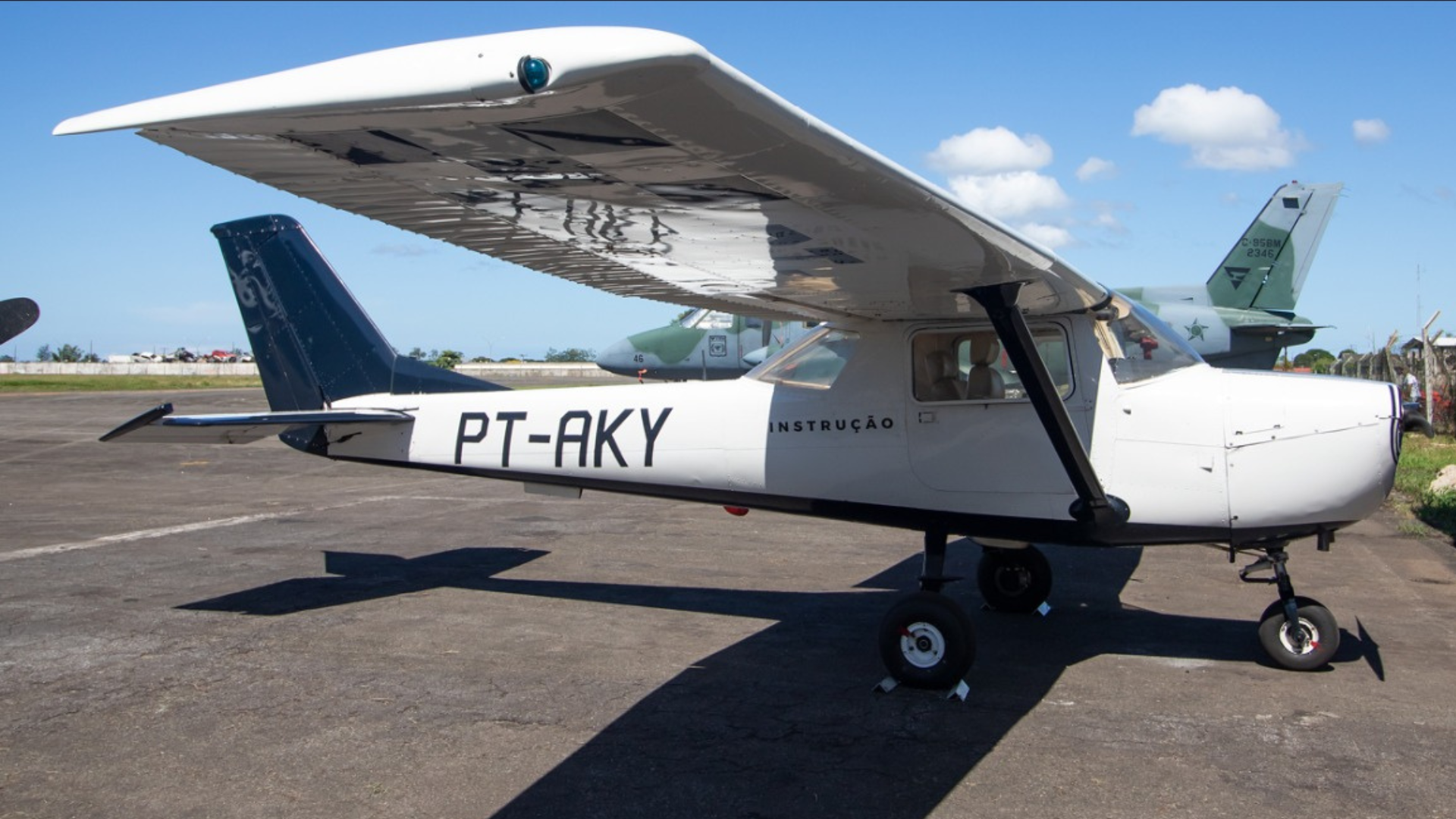 Aeronave de matrícula PT-AKY caiu na tarde deste domingo (9), no litoral paulista