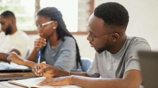 Alunos de ensino médio estudando