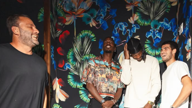 Ao lado de Jimmy Butler, Alcaraz e David Grutman, Pogba comemora os 32 anos • Foto: Divulgação/David Grutman