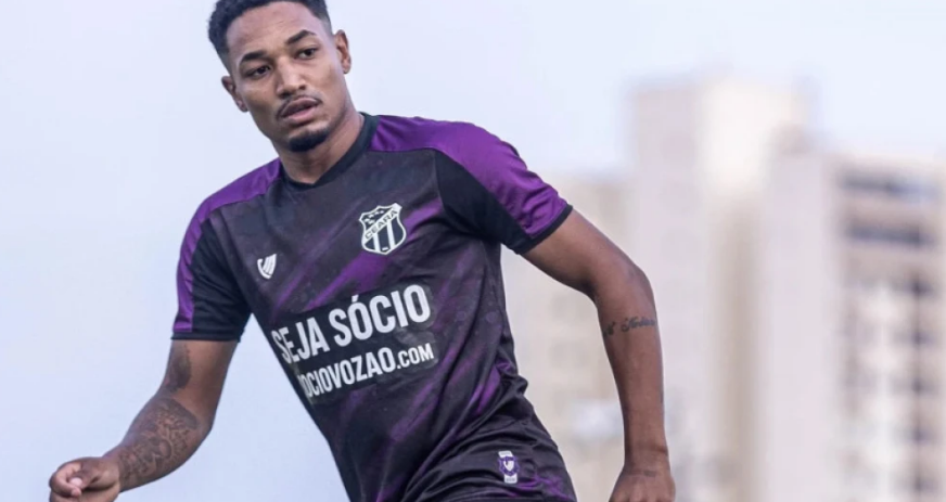 Atacante Fernandinho treinando pelo Ceará