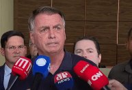 “Por enquanto, eu sou candidato”, diz Bolsonaro
