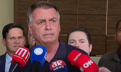“Por enquanto, eu sou candidato”, diz Bolsonaro