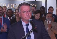 Trump continuará abraçando meu filho, diz Bolsonaro emocionado