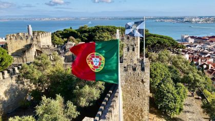 Bandeira de Portugal hasteada. Ela é verde e vermelha.