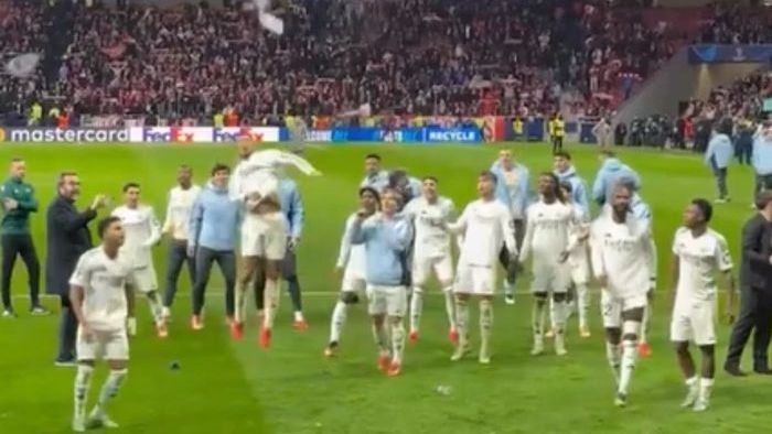 Bellingham cabeceia copo arremessado após a classificação do Real Madrid na Champions