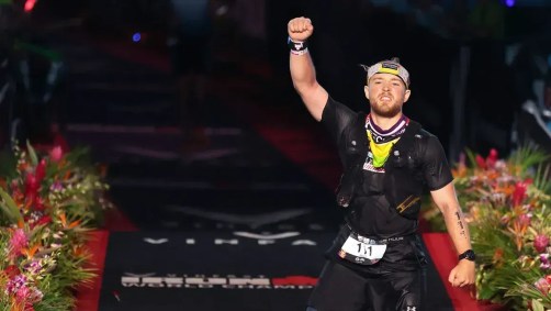 Billy Monger comemora após cruzar a linha de chegada do Ironman