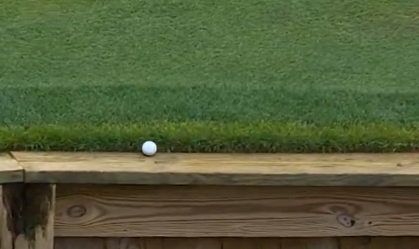 Bolinha de Golfe cai na madeira