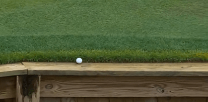 Bolinha de Golfe cai na madeira