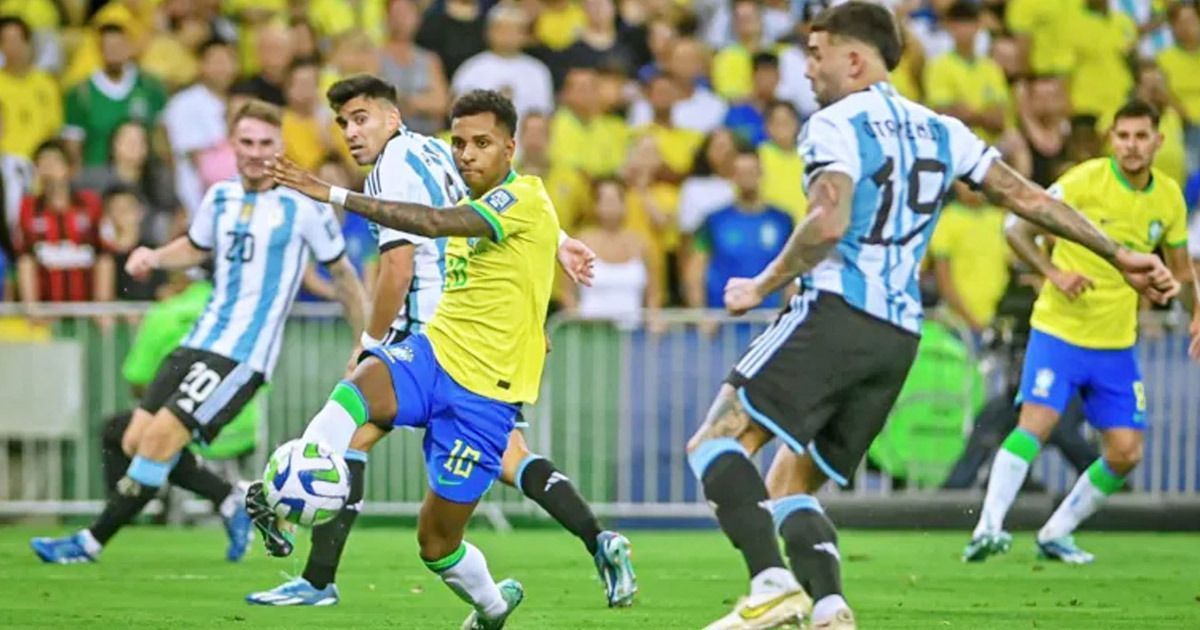 Disputa de bola em Brasil x Argentina